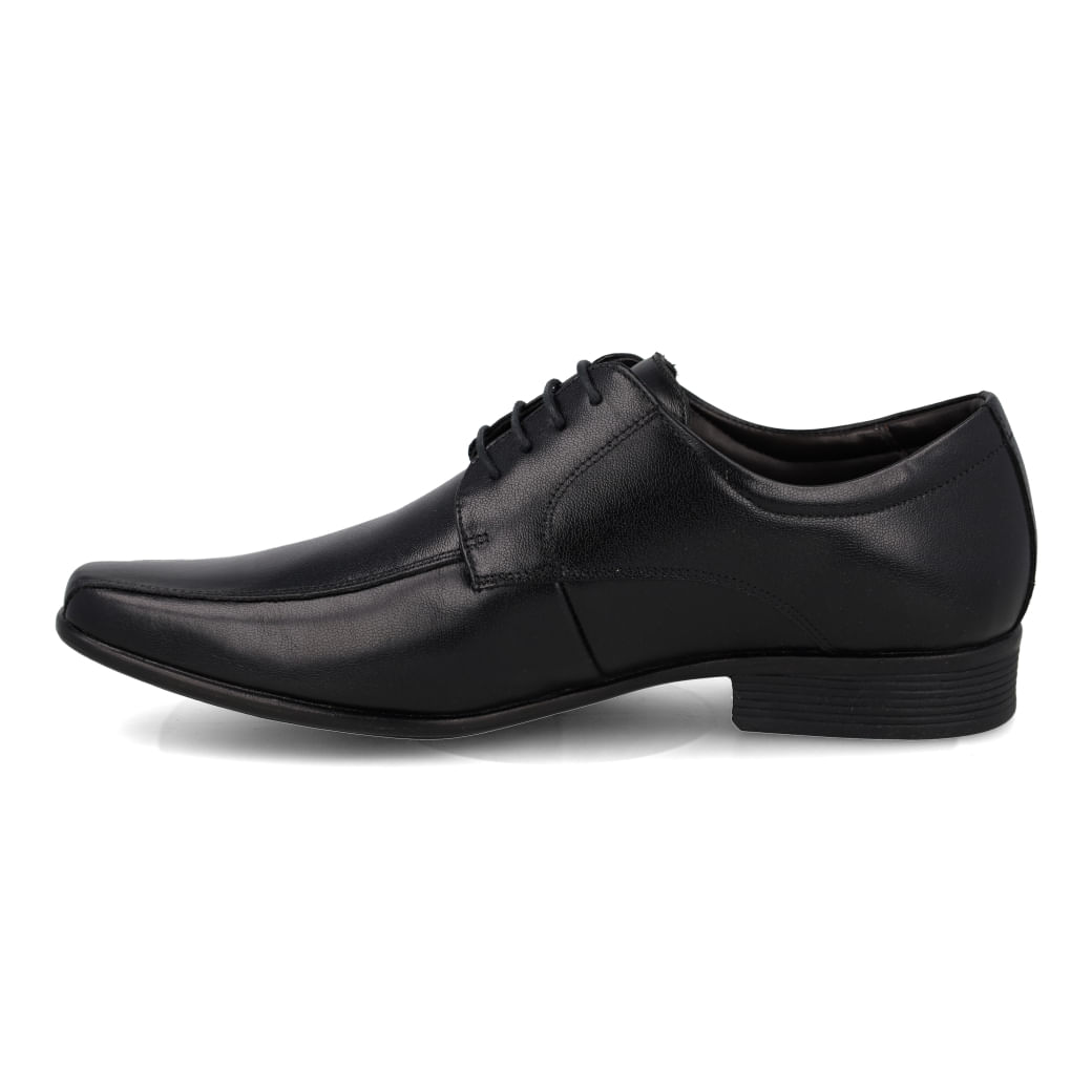 Vista lateral oposta do sapato social masculino preto em couro com cadarço e bico fino